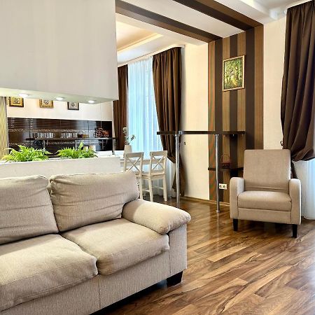 Lux Apartments In The City Center With A Coffee Machine, View Of A Theater, Near Zlata Plaza Ровно Экстерьер фото