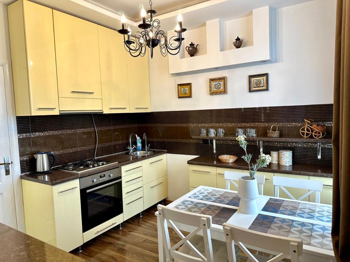 Lux Apartments In The City Center With A Coffee Machine, View Of A Theater, Near Zlata Plaza Ровно Экстерьер фото