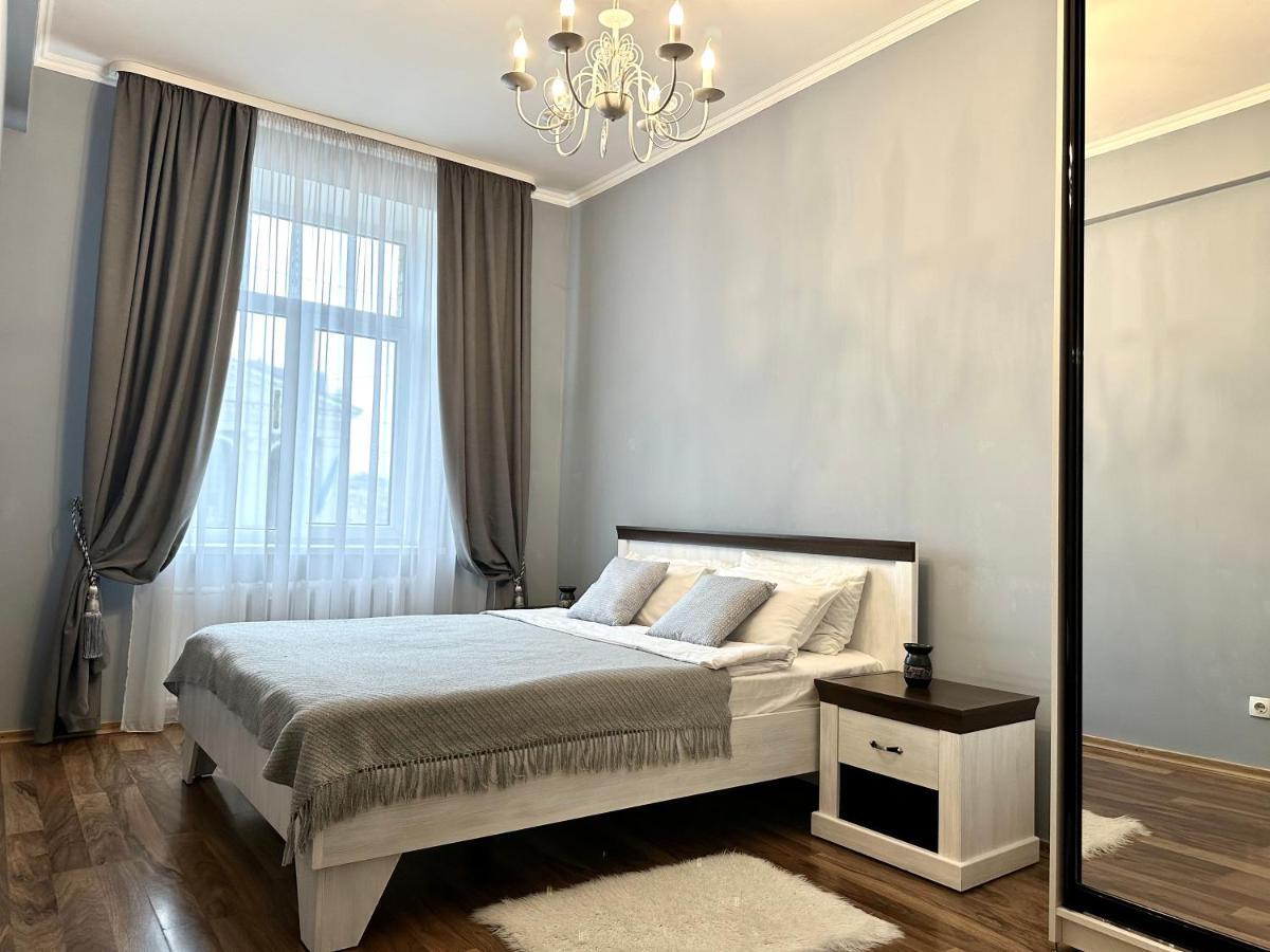 Lux Apartments In The City Center With A Coffee Machine, View Of A Theater, Near Zlata Plaza Ровно Экстерьер фото