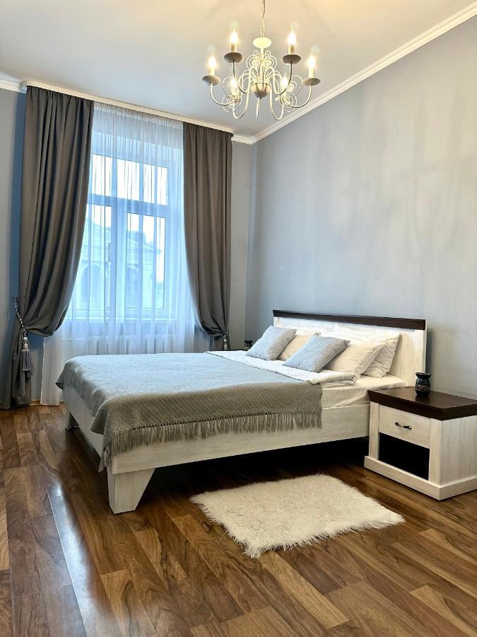 Lux Apartments In The City Center With A Coffee Machine, View Of A Theater, Near Zlata Plaza Ровно Экстерьер фото