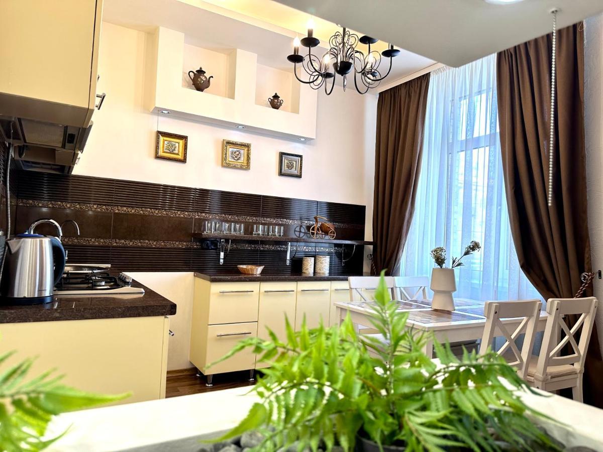 Lux Apartments In The City Center With A Coffee Machine, View Of A Theater, Near Zlata Plaza Ровно Экстерьер фото